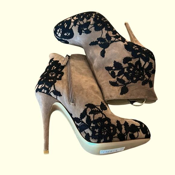 Valentino Garavani Taupe Suede Lace Embroidered Ankle Boots EU 40.5 US 10.5 - Picture 5 of 9